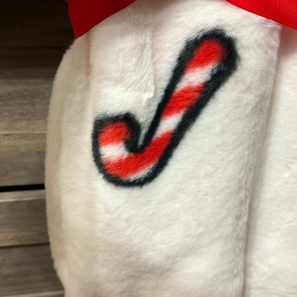 NWT HELLO KITTY FAUX FUR CANDY CANE CHRISTMAS BLANKET - Picture 6 of 9